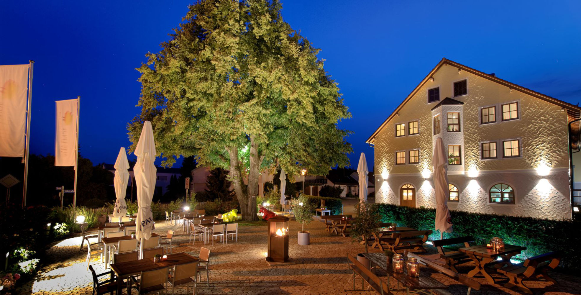 Das Landhotel ALTE LINDE mit der alten Linde und dem Biergarten