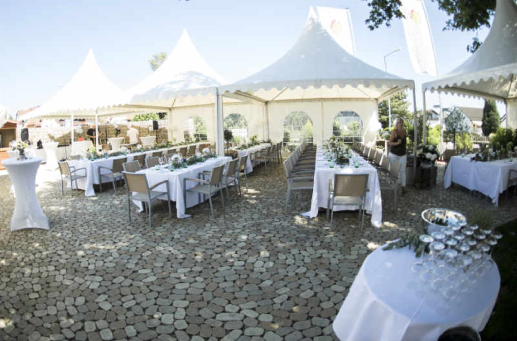 Gesellschaft im Garten unter weißen Pavillons