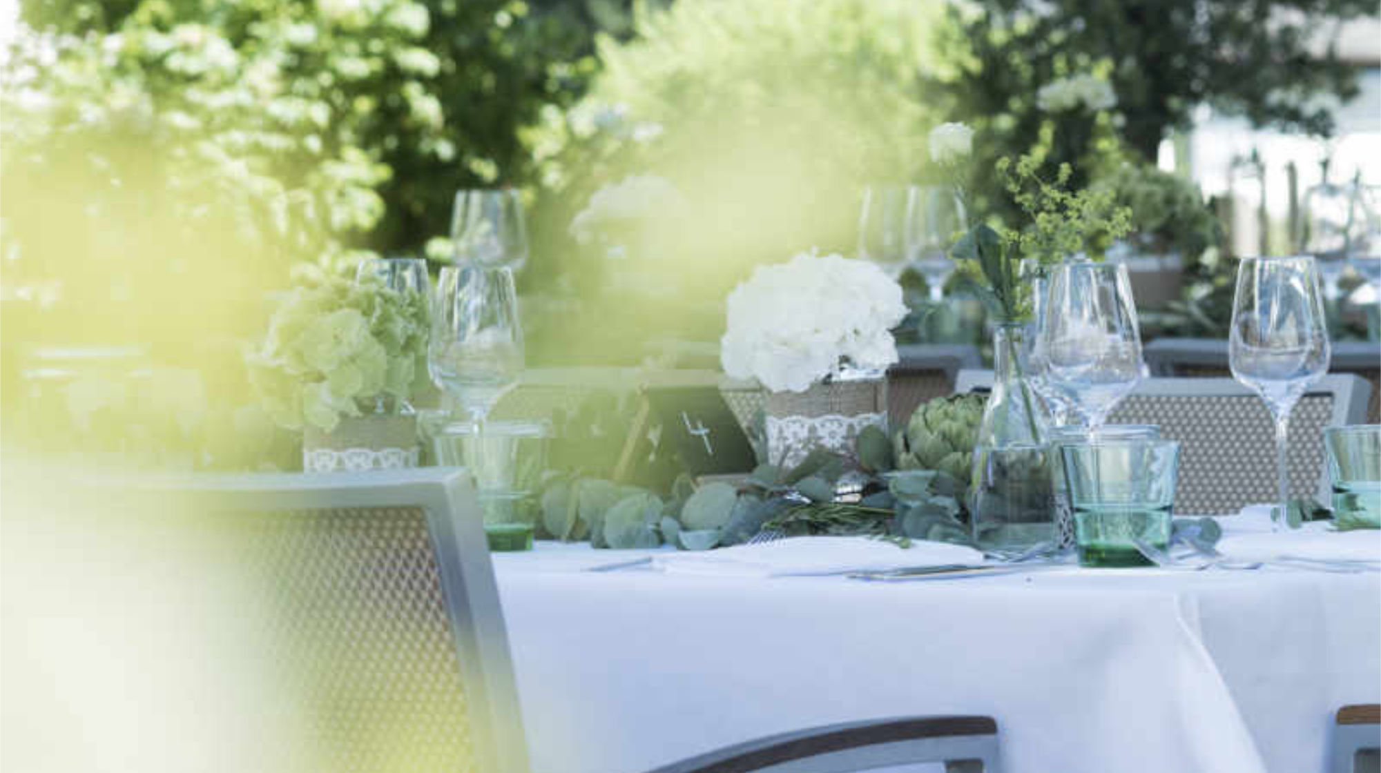 Festlich gedeckte Tafel im Freien