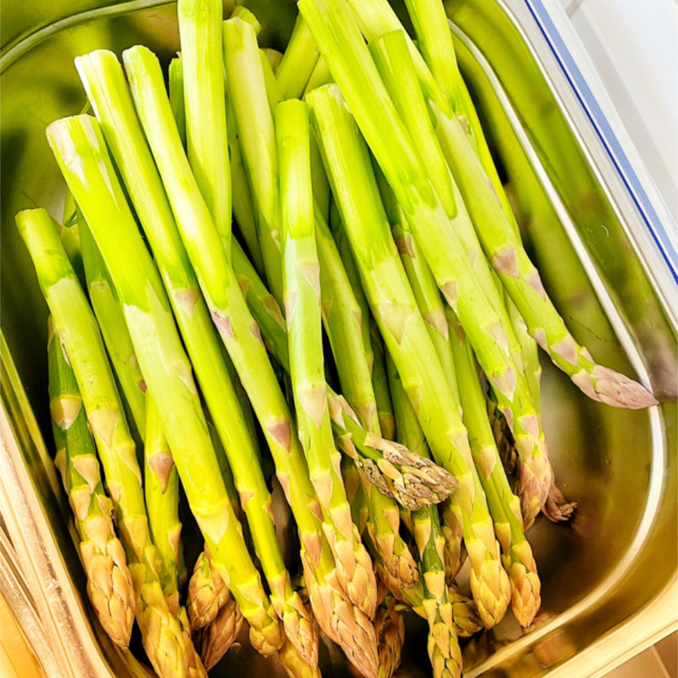Frischer weißer Spargel in der Pfanne