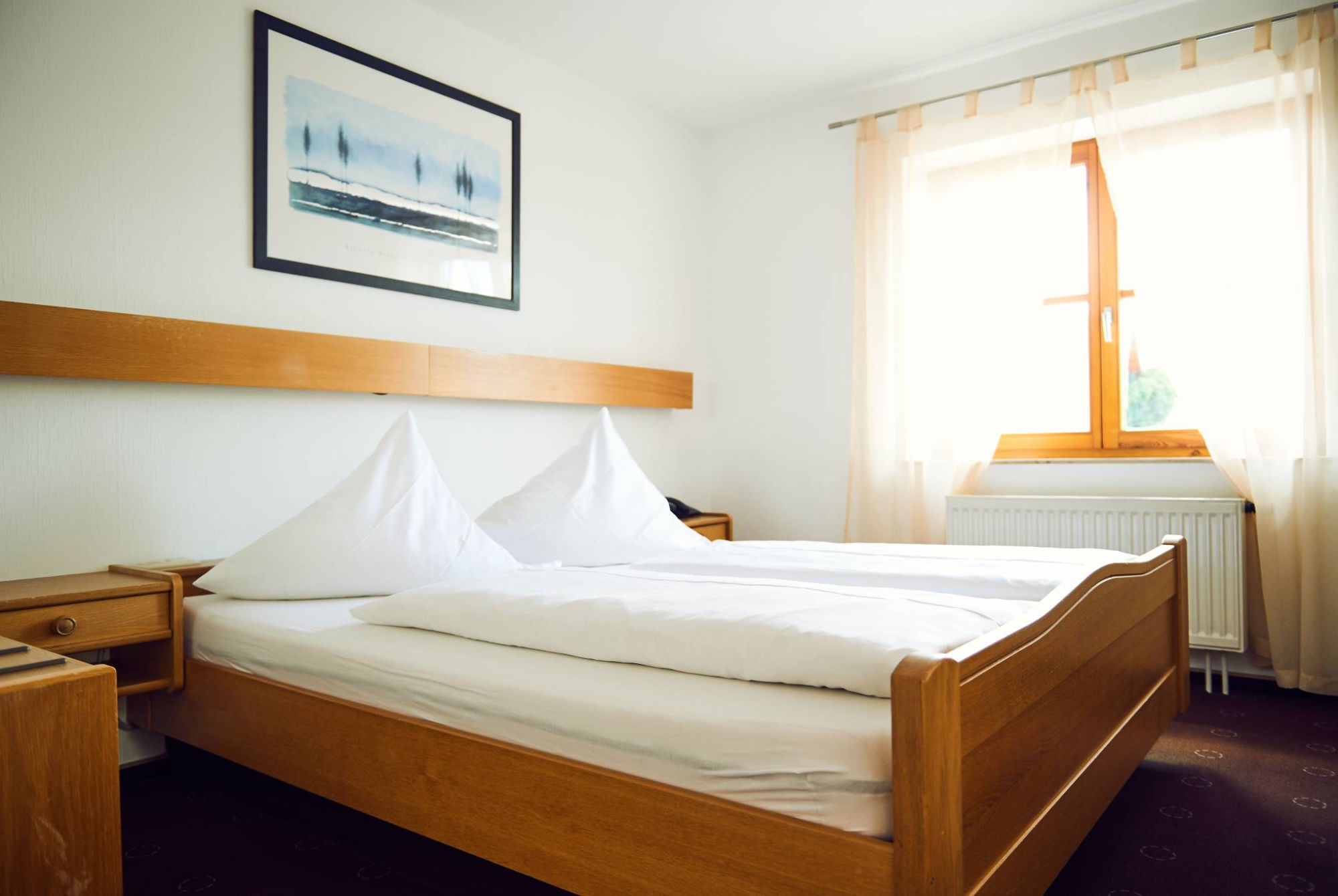 Doppelzimmer mit Holzbett im Stammhaus im Landhotel ALTE LINDE