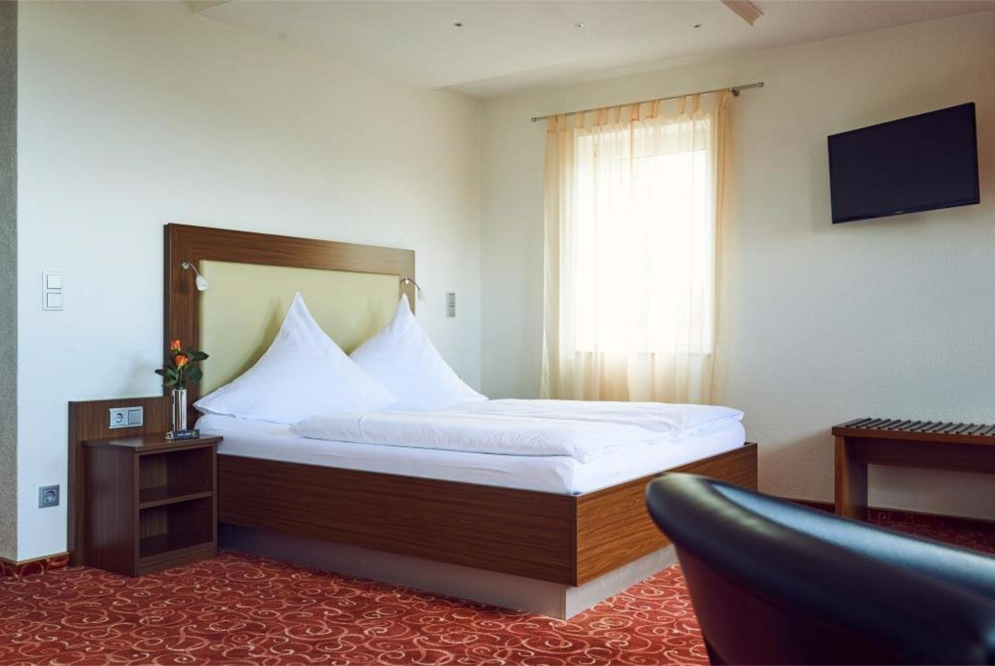 Komfort Plus mit Sessel und Fernseher im Landhotel ALTE LINDE