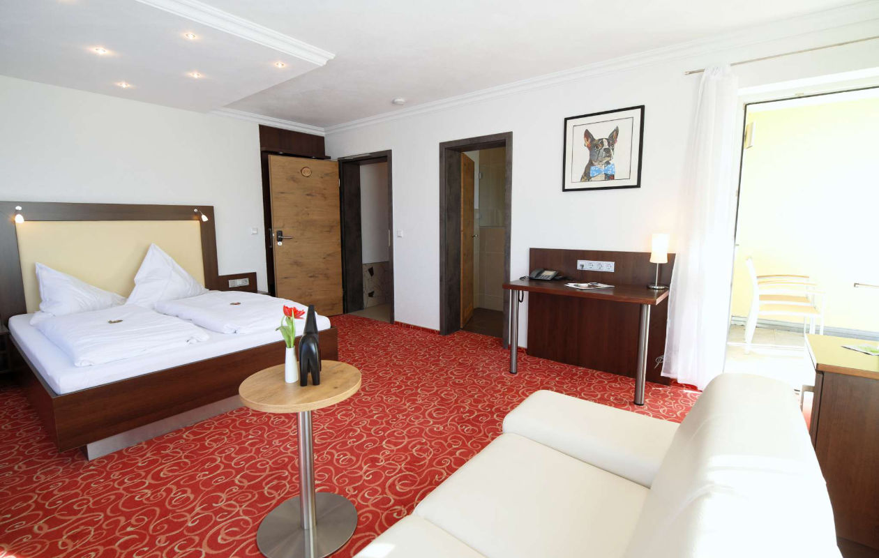 Komfort Plus mit Sofa und Sitzbereich im Landhotel ALTE LINDE