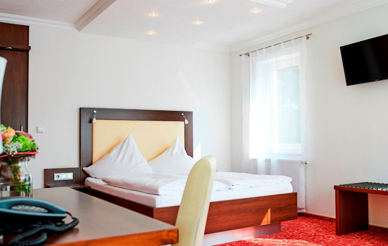 Einzelzimmer mit Schreibtisch am Fenster im Landhotel ALTE LINDE